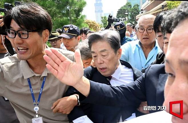 김형석 독립기념관장이 8일 국회 소통관에서 '독립기념관 바로 세우기' 기자회견을 마친 뒤 시민단체의 항의를 받으며 회견장을 떠나고 있다. 2025.9.8 김현민 기자