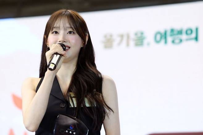 가수 츄가 16일 서울 중구 하이커 그라운드에서 열린 지방살리기 범국민 여행 캠페인 ‘여행가는 가을’ 선포식에서 홍보대사로 위촉돼 소감을 말하고 있다.   [사진 제공= 문화체육관광부]