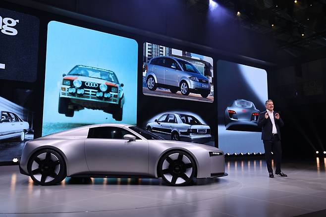 올해 IAA에서도 글로벌 기업들이 선보인 화려한 차들이 관람객들의 눈을 즐겁게 했다. IAA 개막 하루 전인 지난 7일 독일 폴크스바겐그룹이 개최한 미디어 대상 사전 행사에서 아우디의 CEO 게르노트 될너가 '콘셉트 C'를 소개하고 있다. /EPA 연합뉴스