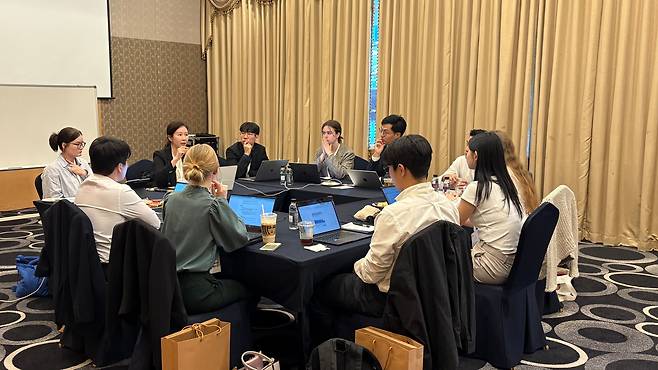 11일 서울 강남구 삼정호텔에서 열린 한독주니어포럼 토론 세션에서 한국·독일 청년들이 '민주주의와 정치적 양극화' 주제로 토의 중인 모습. 이 세션은 한국어로 진행돼, 독일 청년들도 능숙한 한국어를 선보였다. /김보경 기자