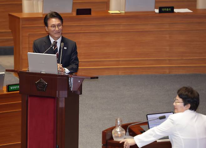 김민석 국무총리가 15일 서울 여의도 국회에서 열린 대정부질문에서 국민의힘 임이자 의원 질의에 답하고 있다. 이날 임 의원이 조희대 대법원장이 물러나야 한다고 생각하는지 묻자, 김 총리는 “대법원장과 사법부에 대해 국민들이 어떤 점에 실망하고 있는가에 대해 잘 알고 있다”고 말했다. /남강호 기자