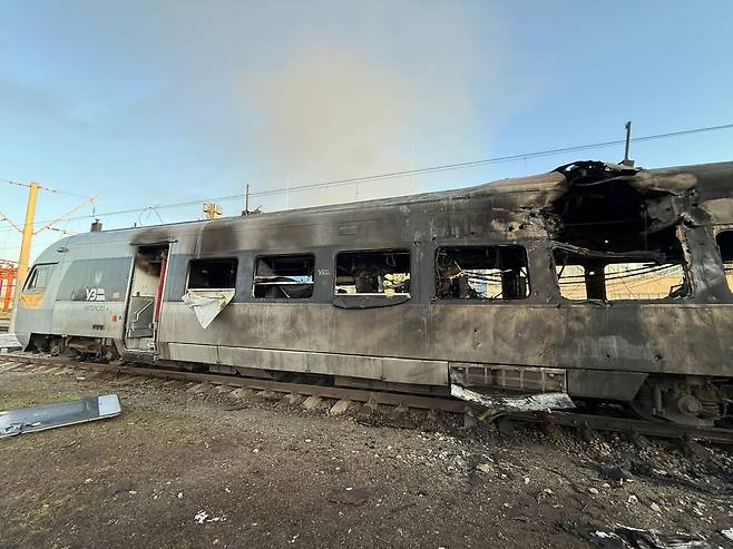 러시아군 공습으로 지난달 28일 파괴된 한국산 열차들의 모습 /우크라이나 부총리실 제공