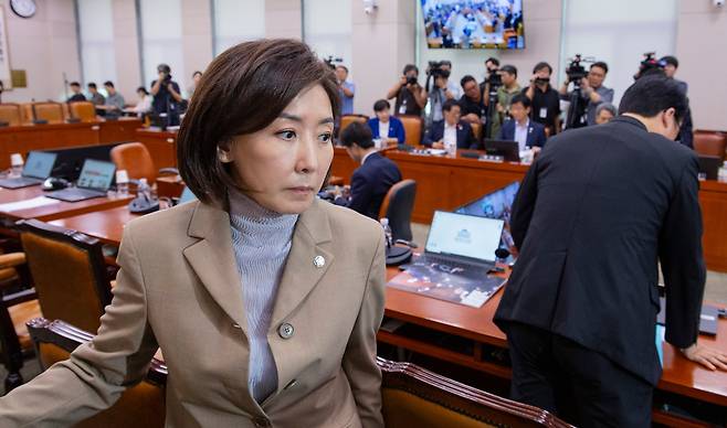 국민의힘 나경원 의원이 16일 국회에서 열린 법제사법위원회 전체회의에서 본인의 간사 선임에 대한 안건이 추미애 위원장에 의해 무기명 표결로 결정되자 국민의힘 의원들과 이에 항의하며 퇴장하고 있다. /연합뉴스