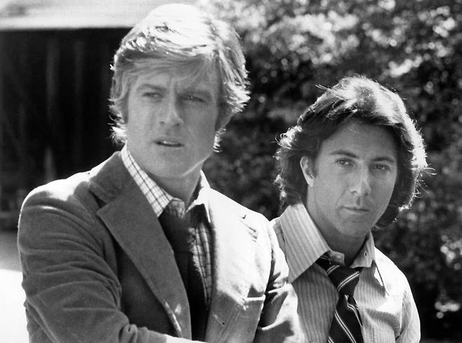 로버트 레드포드와 더스틴 호프만이 워싱턴 포스트 기자 밥 우드워드와 칼 번스타인을 연기한 1976년 워터게이트 스캔들 영화‘대통령의 사람들’에서 특종기자로 연기했다./게티이미지코리아