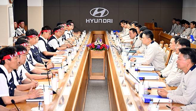 지난 6월 18일 현대차 노사 관계자들이 현대차 울산공장 본관 동행룸에서 '2025년 임금 및 단체협상 교섭 상견례'를 하고 있다./현대자동차 제공