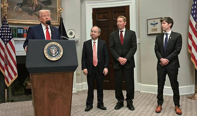 도널드 트럼프(왼쪽) 미 대통령이 1월 21일 백악관에서 가진 기자회견에서 ‘스타게이트’ 프로젝트에 대해 발표하고 있다. 샘 올트먼 오픈AI 최고경영자, 래리 엘리슨 오라클 회장, 손정의 소프트뱅크 회장(오른쪽부터)이 기자회견에 참석해 트럼프 대통령 발언을 듣고 있다./AFP연합뉴스