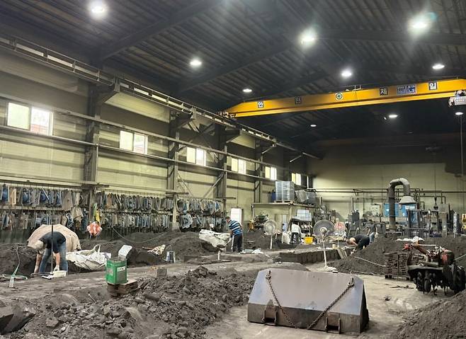 경기도 연천군의 한 제조 공장에서 외국인 근로자들이 일하고 있다. /서일원 기자