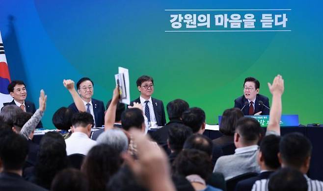 이재명 대통령이 지난 12일 강원 춘천시 강원창작개발센터에서 열린 '강원의 마음을 듣다' 타운홀 미팅에서 참석자들의 질문을 받고 있다. ⓒ뉴시스