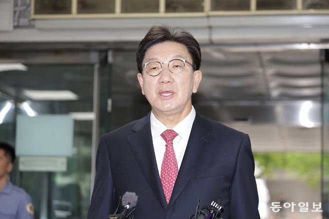 권성동 국민의힘 의원이 16일 오후 서울 서초구 중앙지방법원에서 ‘통일교 불법 정치자금 수수’ 의혹(정치자금법 위반 혐의) 관련 구속 전 피의자 심문(영장실질심사)에 출석하고 있다. 박형기 기자oneshot@donga.com