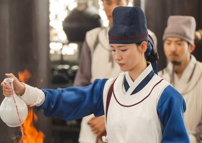 tvN 드라마 ‘폭군의 셰프’가 전통 식재료와 현대 조리법을 결합한 K푸드로 글로벌 시청자들의 호평을 받고 있다. 임윤아와 스타 셰프들의 열정, 세밀한 연출이 어우러져 화제를 모은다. 사진제공｜tvN