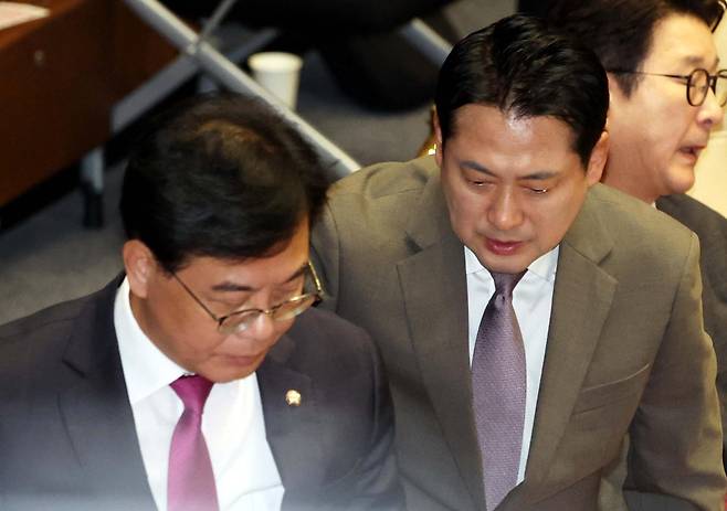 장동혁 국민의힘 대표가 16일 서울 여의도 국회에서 열린 제429회국회(정기회) 제6차 본회의에서 송언석 원내대표와 대화를 하고 있다. 2025.09.16. 뉴시스