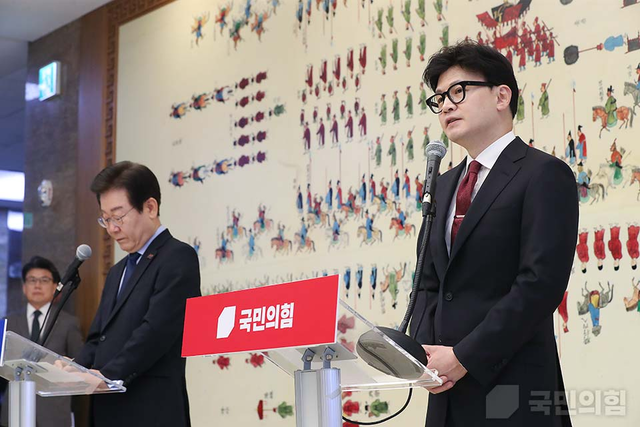 지난해 9월 1일 국회 본청에서 열린 거대양당 간 11년 만의 당대표 회담 직후 한동훈(오른쪽) 당시 국민의힘 대표가 언론 발표를 하고 있다. 이재명 대통령이 당시 더불어민주당 대표로서 회담을 함께 했다.<국민의힘 홈페이지 사진>