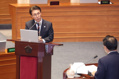 김민석 국무총리가 16일 외교·통일·안보 분야 대정부 질문이 진행된 국회 본회의에서 국민의힘 배준영 의원 질문에 답하고 있다.    [연합뉴스]