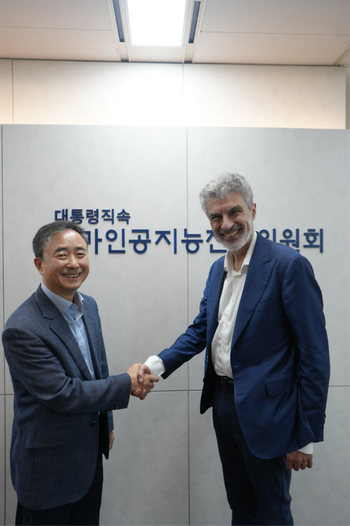 임문영(왼쪽) 국가AI전략위원회 부위원장과 요슈아 벤지오 몬트리올대 교수가 16일 서울스퀘어에 위치한 위원회 지원단 사무실에서 면담을 갖고 기념촬영하고 있다. 국가AI전략위 제공