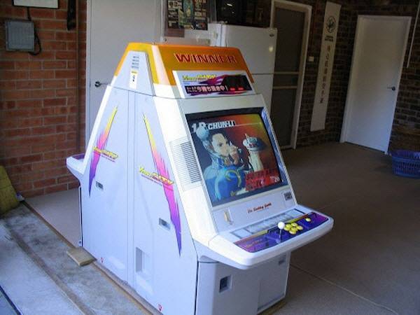 버수스시티의 모습. 이런 식으로 대전 격투 게임 전문으로 출시된 캐비넷이다