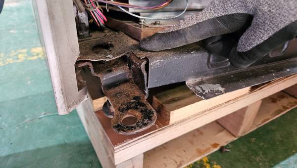 심하게 휘어있는 문 고리. 정상으로 잡아주고, 또 오염된 부분도 분해한 김에 싹 청소해주었다