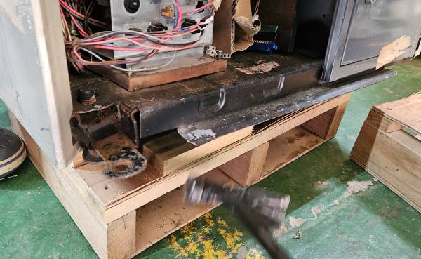 수직을 맞춰주기 위해 망치가 출동!! 분노의 담금질이 이어진다!