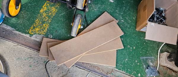 보강해줄 나무판을 재단했다