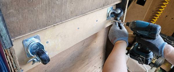 목공 본드를 바른 후 촘촘하게 바퀴를 설치하는 모습