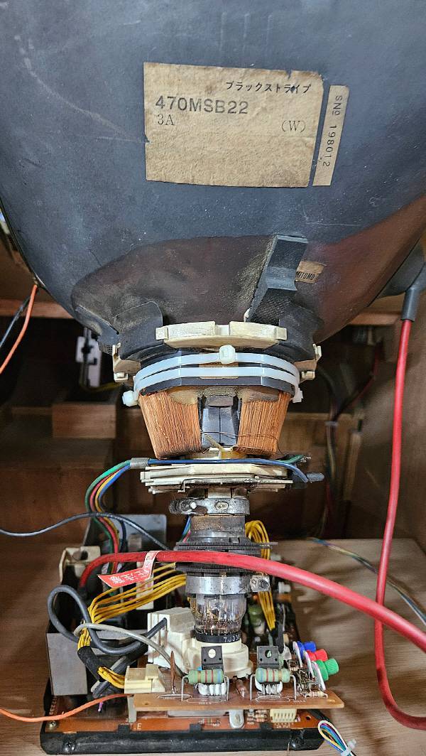 또 하나는 일제 브라운관으로 교체가 되어 있었다.. 아무래도 기존 브라운관이 사망해서일 것이다