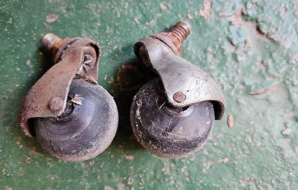 뜯어낸 바퀴의 모습. 대다나다. 완전 레트로 스럽다