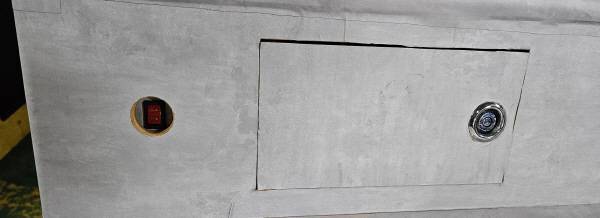 아래에서 본 모습. 전원 스위치가 숨어 있다는 것을 알 수 있다