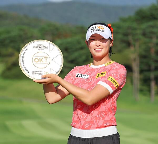 2025년 한국여자프로골프(KLPGA) 투어 OK저축은행 읏맨 오픈 우승을 차지한 방신실 프로가 우승 트로피를 들고 기념 촬영하는 모습이다. 사진제공=KLPGA (사진을 무단으로 사용하지 마십시오.)