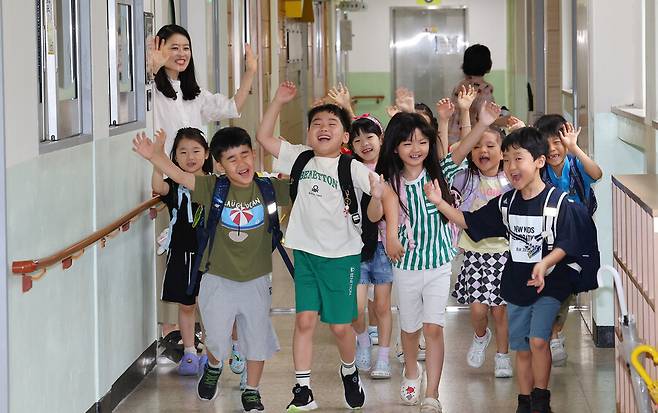 지난 7월15일 인천 부평구 부일초등학교에서 여름방학식을 마친 1학년 2반 학생들이 교실을 나서며 즐거워하고 있다.