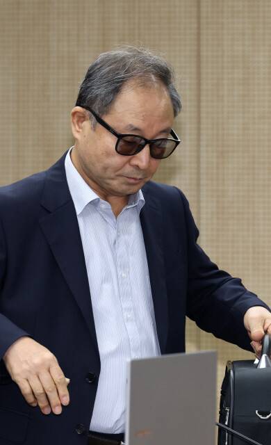 한석훈 인권위원이 지난 8일 오후 서울 중구 인권위에서 열린 전원위 회의에 참석해 자리에 앉고 있다. 류우종 선임기자 wjryu@hani.co.kr