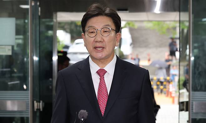 통일교로부터 불법 정치 자금을 수수한 혐의를 받는 권성동 국민의힘 의원이 16일 오후 서울 서초구 서울중앙지법에서 열린 구속 전 피의자 심문(영장실질심사)에 출석하며 입장을 밝히고 있다. 김영원 기자 forever@hani.co.kr