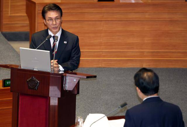 김민석(왼쪽) 국무총리가 16일 서울 여의도 국회에서 열린 제429회국회(정기회) 제6차 본회의 외교통일안보에 관한 대정부질문에서 배준영 국민의힘 의원의 질의에 답변하고 있다. 뉴시스