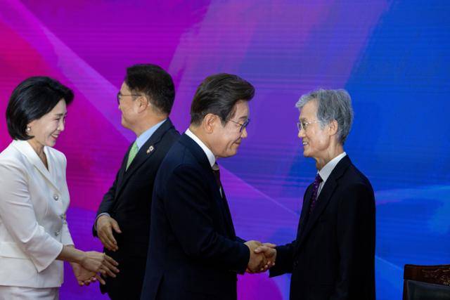 이재명 대통령이 올해 6월 국회 본청 로텐더홀에서 열린 제21대 대통령 취임선서 행사에서 조희대 대법원장(오른쪽)과 인사를 나누고 있다. 고영권 기자