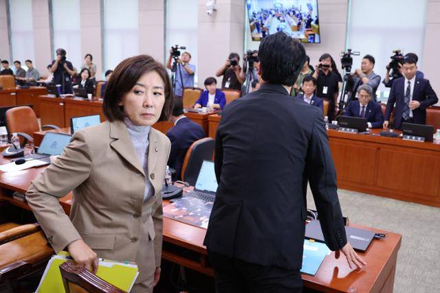 나경원 국민의힘 의원이 16일 국회 법제사법위원회 전체회의에서 추미애 위원장이 나 의원 간사 선임 안건을 무기명 투표에 부치자 이에 반발해 퇴장하고 있다. 뉴스1