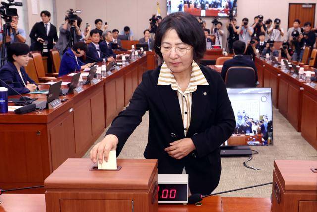 추미애 국회 법제사법위원장이 16일 국회 법사위 전체회의에서 나경원 국민의힘 간사 선임 안건과 관련해 무기명 투표를 하고 있다. 뉴시스