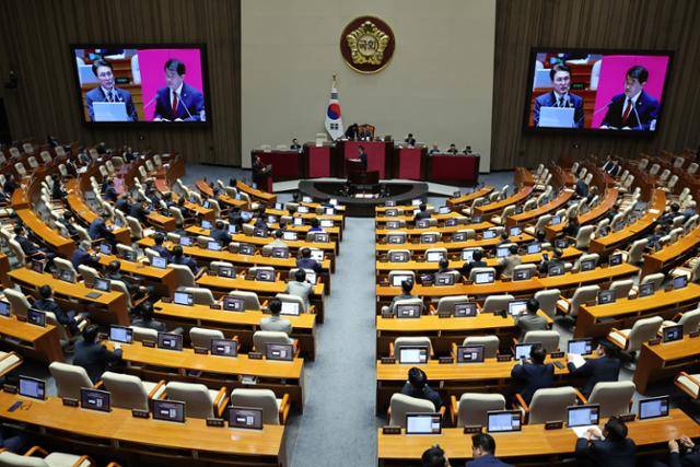 김민석 국무총리가 16일 서울 여의도 국회에서 열린 본회의에서 배준영 국민의힘 의원의 대정부 질문에 답하고 있다. 뉴시스