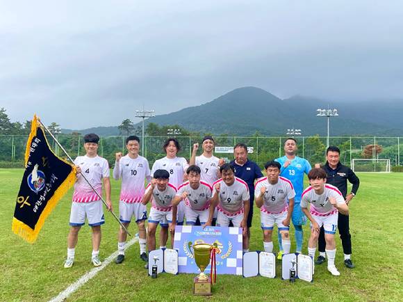 이스타항공 제우스 FC 축구단이 14일 기장군월드컵빌리지에서 대회 우승 기념 촬영을 하고 있다. [사진=이스타항공]