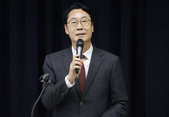 정명근 경기도 화성시장이 민원 해결을 요구하던 한 70대에게 폭행당하는 일이 발생했다. 사진은 정 시장. [사진=화성시]