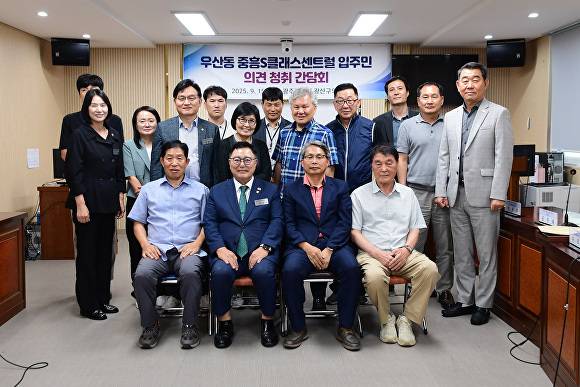 김명수 광산구의회 의장(왼쪽 두번째)이 '주민 간담회' 개최 후 관계자들과 기념촬영을 하고 있다. [사진=광주시 광산구의회]