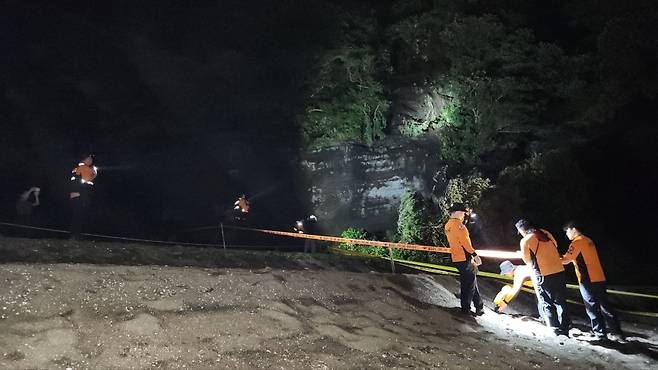 성산일출봉에서 낙석 사고가 발생해 안전조치가 이뤄지는 모습