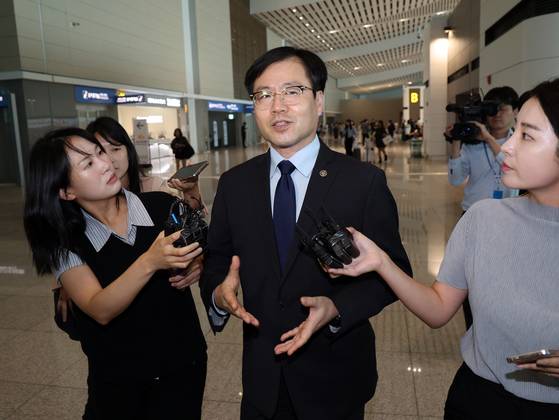 여한구 통상교섭본부장이 15일 인천공항에서 출국하며 취재진의 질문에 답하고 있다. [뉴스1]