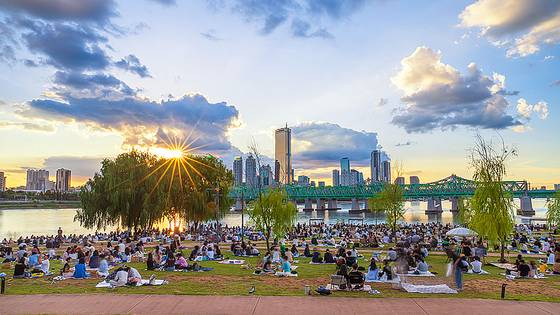 시민들이 노들섬공원에서 석양을 감상하고 있다. [사진 셔터스톡]