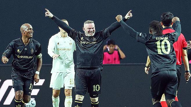 14일 서울월드컵경기장에서 열린 2025 넥슨 아이콘 매치. FC 스피어팀 루니가 골을 넣은 뒤 동료들과 기쁨을 나누고 있다. [연합뉴스]