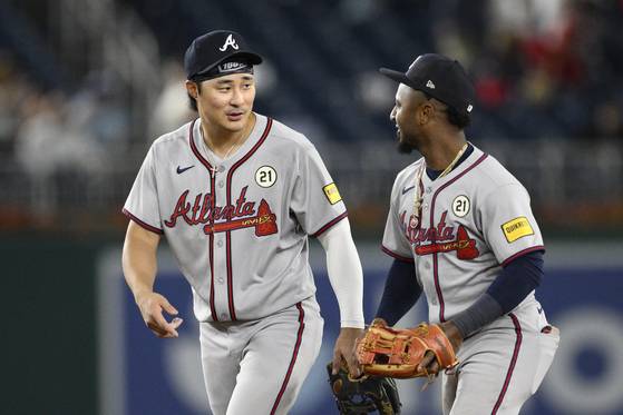 워싱턴전 공-수 교대 도중 팀 동료 아지 알비스와 대화를 나누는 김하성. AP=연합뉴스