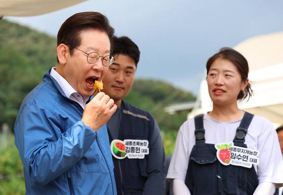 이재명 대통령이 16일 세종시 전동면 조일농원에서 열린 청년 농업인 간담회에서 과일을 먹고 있다. 연합뉴스