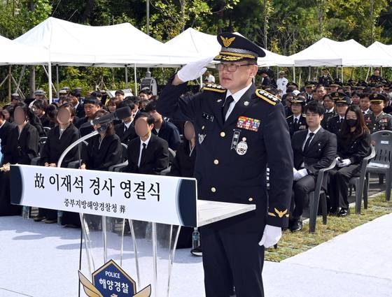 고 이재석 경사의 영결식에서 김용진 해양경찰청장이 추도사에 앞서 경례하고 있다. 뉴스1
