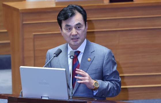 안규백 국방부 장관이 16일 국회 본회의장에서 열린 외교 통일 안보 분야 대정부질문에서 의원들 질의에 답하고 있다. 임현동 기자