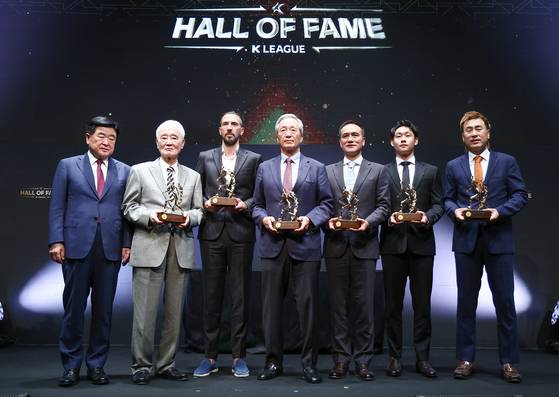 K리그 명예의 전당 헌액식에서 헌액자들이 기념 촬영을 하고 있다. 왼쪽부터 권오갑 한국프로축구연맹 총재, 김호 전 감독, 데얀, 정몽준 대한축구협회 명예회장, 김주성, 고 유상철 감독 아들 유선우 씨, 김병지. 연합뉴스