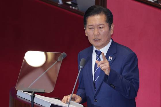 정청래 더불어민주당 대표가 9일 오전 서울 여의도 국회에서 열린 제429회국회(정기회) 제2차 본회의에서 국정에 관한 교섭단체 대표연설을 하고 있다. 뉴스1