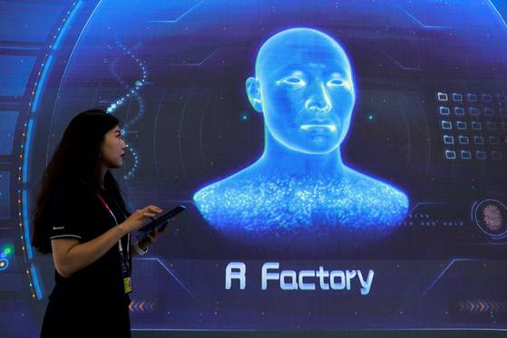 지난해 5월 중국 남서부 구이저우(貴州) 구이양(貴陽)에서 열린 국제빅데이터산업 엑스포 2023에서 텐센트의 클라우드 디지털 트윈이 소개되고 있다. 사진 신화통신