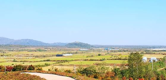 01-1 중앙의 조그만 산이 백마고지. 앞에 보이는 들판이 철원평야 일부. (사진 김정탁)